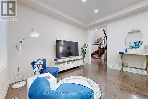 56 Mancini Crescent, Richmond Hill, ON - Indoor Photo Showing Living Room