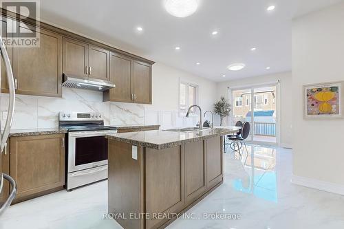 56 Mancini Crescent, Richmond Hill, ON - Indoor Photo Showing Kitchen With Upgraded Kitchen