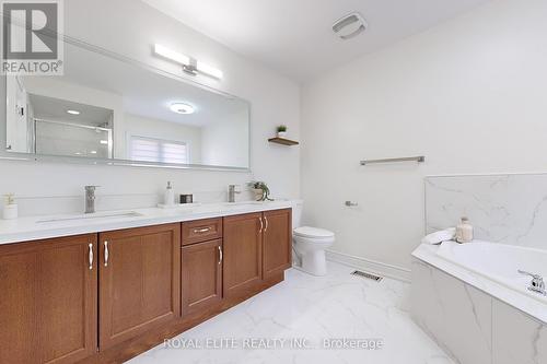 56 Mancini Crescent, Richmond Hill, ON - Indoor Photo Showing Bathroom