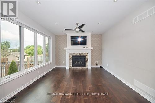 6254 Shapton Crescent, Niagara Falls, ON - Indoor Photo Showing Living Room With Fireplace