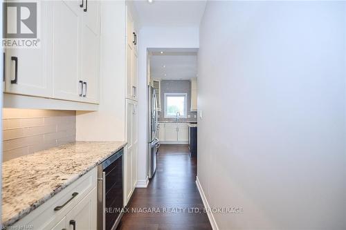 6254 Shapton Crescent, Niagara Falls, ON - Indoor Photo Showing Kitchen