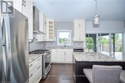 6254 Shapton Crescent, Niagara Falls, ON - Indoor Photo Showing Kitchen With Upgraded Kitchen