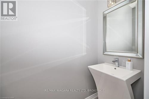 6254 Shapton Crescent, Niagara Falls, ON - Indoor Photo Showing Bathroom