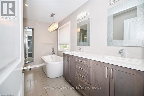 6254 Shapton Crescent, Niagara Falls, ON - Indoor Photo Showing Bathroom