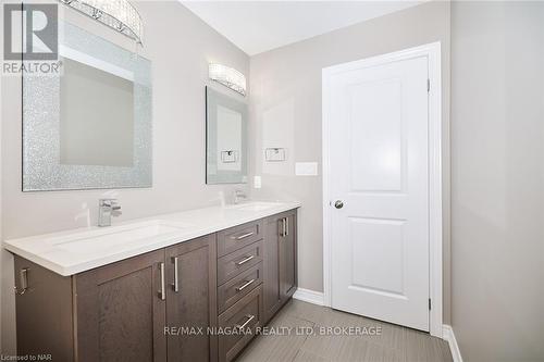 6254 Shapton Crescent, Niagara Falls, ON - Indoor Photo Showing Bathroom