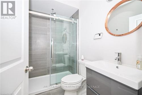 6254 Shapton Crescent, Niagara Falls, ON - Indoor Photo Showing Bathroom