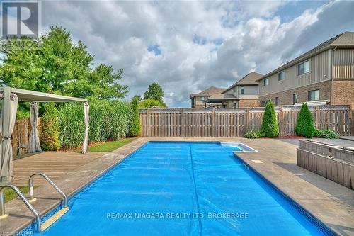 6254 Shapton Crescent, Niagara Falls, ON - Outdoor With In Ground Pool With Backyard