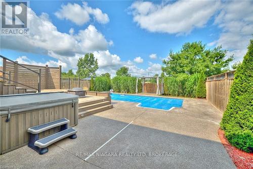 6254 Shapton Crescent, Niagara Falls, ON - Outdoor With In Ground Pool