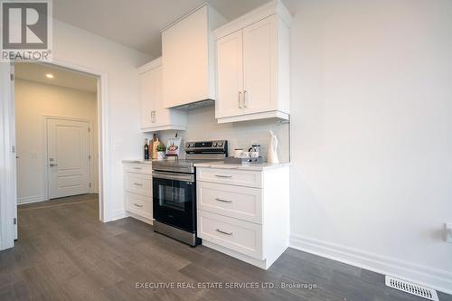 7507 Splendour Drive, Niagara Falls, ON - Indoor Photo Showing Kitchen