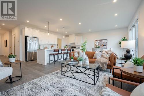 7507 Splendour Drive, Niagara Falls, ON - Indoor Photo Showing Living Room