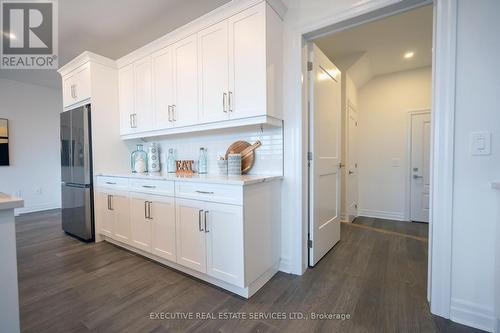 7507 Splendour Drive, Niagara Falls, ON - Indoor Photo Showing Kitchen