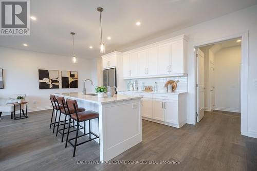 7507 Splendour Drive, Niagara Falls, ON - Indoor Photo Showing Kitchen