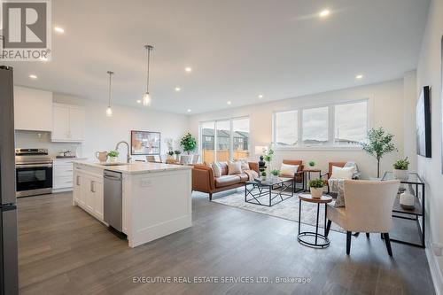 7507 Splendour Drive, Niagara Falls, ON - Indoor Photo Showing Kitchen