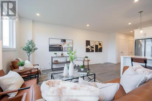 7507 Splendour Drive, Niagara Falls, ON - Indoor Photo Showing Living Room