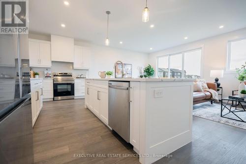 7507 Splendour Drive, Niagara Falls, ON - Indoor Photo Showing Kitchen With Stainless Steel Kitchen With Upgraded Kitchen