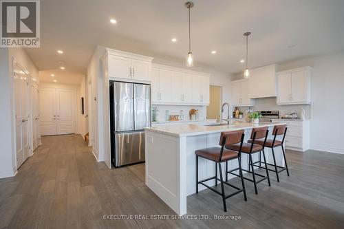 7507 Splendour Drive, Niagara Falls, ON - Indoor Photo Showing Kitchen With Stainless Steel Kitchen With Upgraded Kitchen