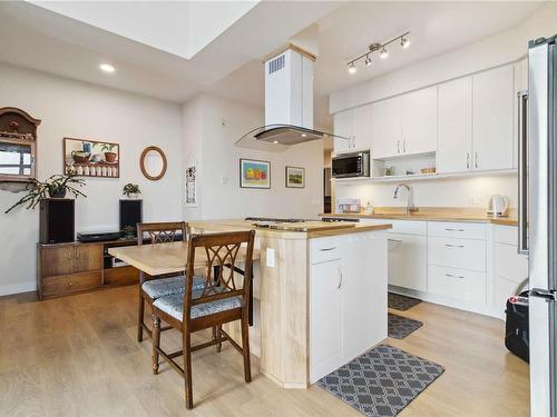 604-6609 Goodmere Rd, Sooke, BC - Indoor Photo Showing Kitchen