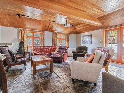 604-6609 Goodmere Rd, Sooke, BC - Indoor Photo Showing Living Room