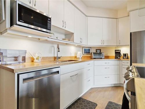 604-6609 Goodmere Rd, Sooke, BC - Indoor Photo Showing Kitchen