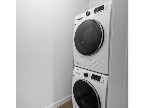 304-164 Alberni Hwy, Parksville, BC - Indoor Photo Showing Laundry Room