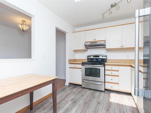 403-1560 Hillside Ave, Victoria, BC - Indoor Photo Showing Kitchen