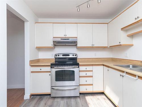 403-1560 Hillside Ave, Victoria, BC - Indoor Photo Showing Kitchen With Double Sink