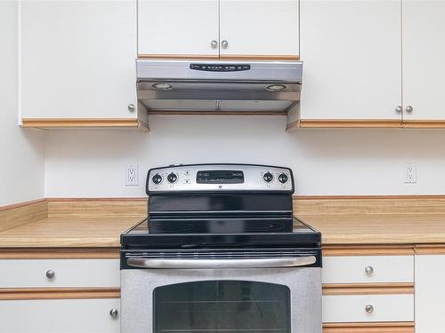 403-1560 Hillside Ave, Victoria, BC - Indoor Photo Showing Kitchen