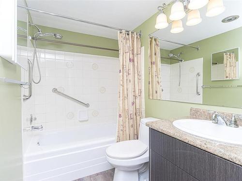 403-1560 Hillside Ave, Victoria, BC - Indoor Photo Showing Bathroom