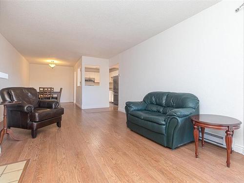 403-1560 Hillside Ave, Victoria, BC - Indoor Photo Showing Living Room