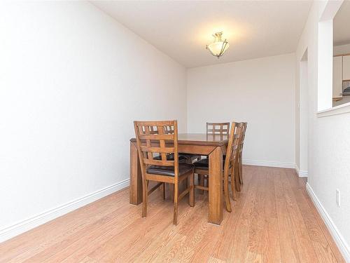 403-1560 Hillside Ave, Victoria, BC - Indoor Photo Showing Dining Room