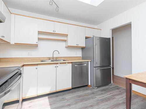 403-1560 Hillside Ave, Victoria, BC - Indoor Photo Showing Kitchen With Double Sink