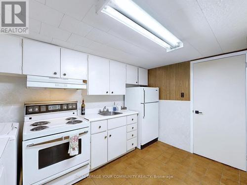 18 Courtsfield Crescent, Toronto, ON - Indoor Photo Showing Kitchen