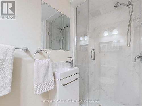 18 Courtsfield Crescent, Toronto, ON - Indoor Photo Showing Bathroom