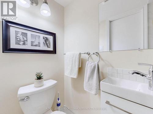 18 Courtsfield Crescent, Toronto, ON - Indoor Photo Showing Bathroom