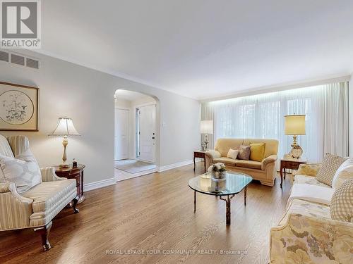 18 Courtsfield Crescent, Toronto, ON - Indoor Photo Showing Living Room