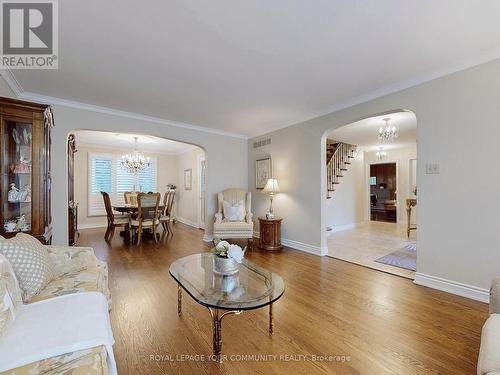 18 Courtsfield Crescent, Toronto, ON - Indoor Photo Showing Living Room