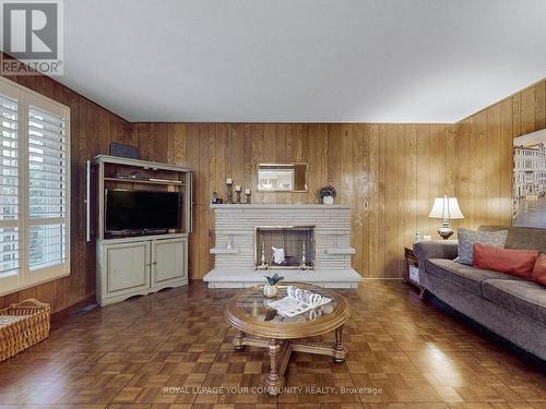 18 Courtsfield Crescent, Toronto, ON - Indoor Photo Showing Living Room