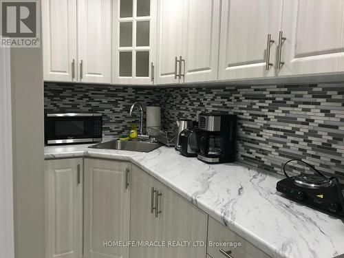 6739 Sam Lorfida Drive, Niagara Falls, ON - Indoor Photo Showing Kitchen