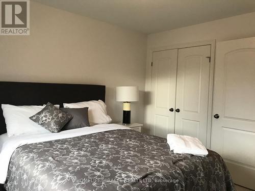 6739 Sam Lorfida Drive, Niagara Falls, ON - Indoor Photo Showing Bedroom