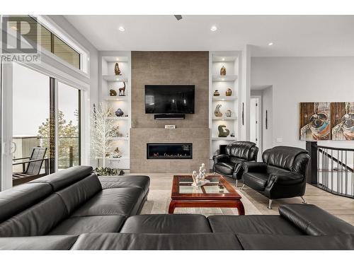 3490 Shayler Road, Kelowna, BC - Indoor Photo Showing Living Room With Fireplace