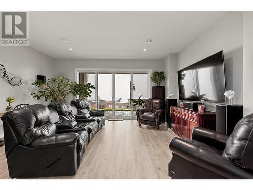 3490 Shayler Road, Kelowna, BC - Indoor Photo Showing Living Room