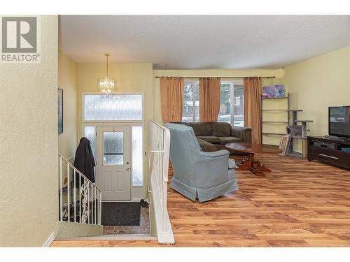 801 26 Street Se, Salmon Arm, BC - Indoor Photo Showing Living Room