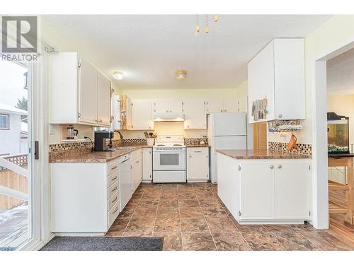 801 26 Street Se, Salmon Arm, BC - Indoor Photo Showing Kitchen