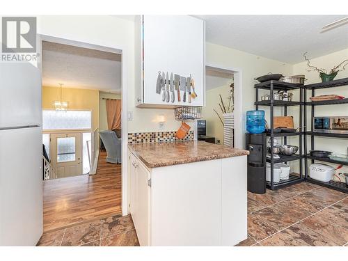 801 26 Street Se, Salmon Arm, BC - Indoor Photo Showing Kitchen