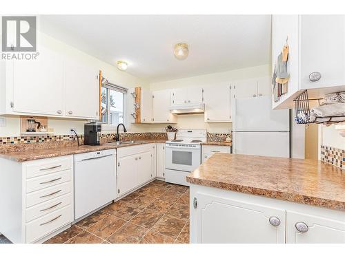 801 26 Street Se, Salmon Arm, BC - Indoor Photo Showing Kitchen With Double Sink