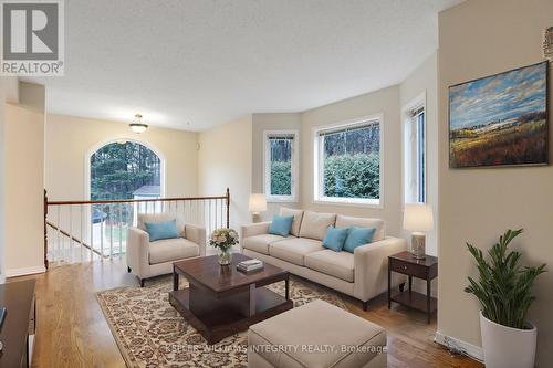 95 Springcreek Crescent, Ottawa, ON - Indoor Photo Showing Living Room