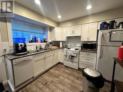 8708 17 Street, Dawson Creek, BC - Indoor Photo Showing Kitchen With Double Sink