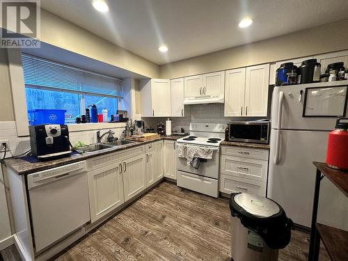 8708 17 Street, Dawson Creek, BC - Indoor Photo Showing Kitchen With Double Sink