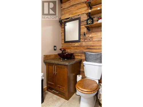 Main floor bathroom & laundry room - 552 Wellspring Road, Creston, BC - Indoor