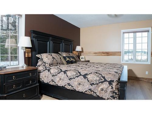 Main floor bedroom w ensuite - 552 Wellspring Road, Creston, BC - Indoor Photo Showing Bedroom